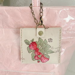 ピンクが可愛い苺と猫のナイロンバッグ 4枚目の画像