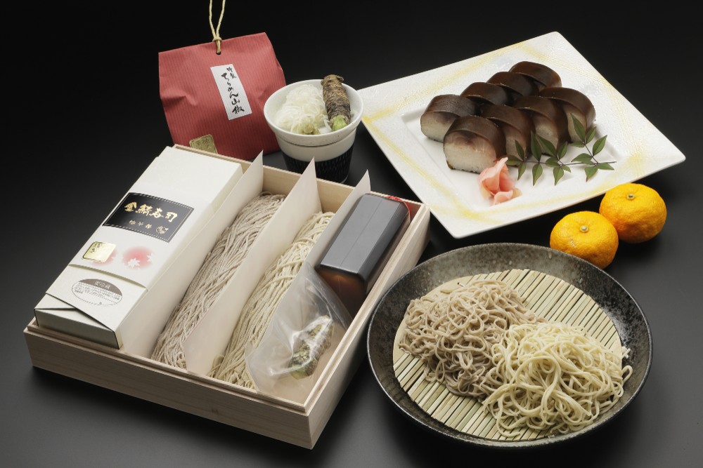 お勧めギフト『金鯖寿司』と『白銀の手打ちそば』と『ちりめん山椒』を桐箱入りでお届け