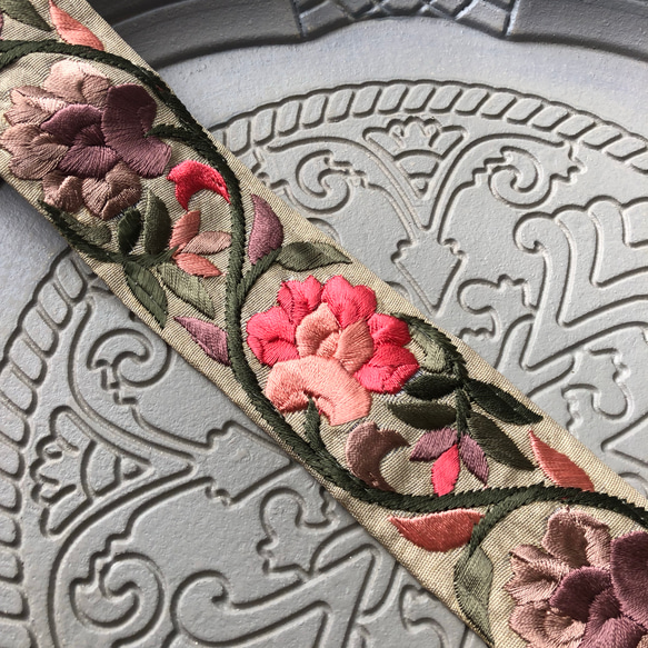 【50cm】4cm幅 インド 刺繍リボン トリム チロリアンテープ  ハンドメイド素材 花柄 ピンク ベージュ 2枚目の画像