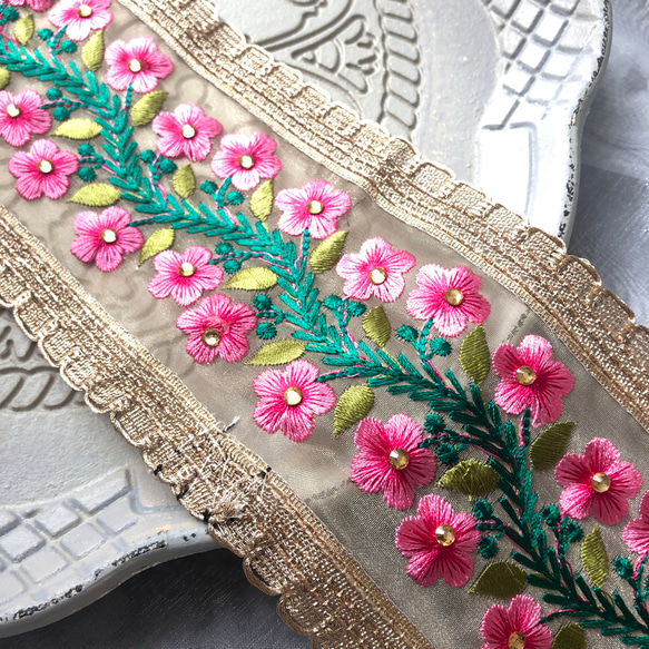 【50cm】9cm幅 インド 刺繍リボン トリム チロリアンテープ  ハンドメイド素材 花柄 ピンク ゴールド 2枚目の画像