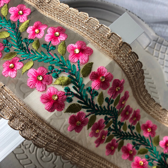 【50cm】9cm幅 インド 刺繍リボン トリム チロリアンテープ  ハンドメイド素材 花柄 ピンク ゴールド 5枚目の画像