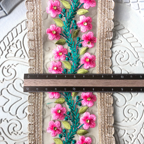 【1m裁断済み】9cm幅 インド 刺繍リボン トリム チロリアンテープ  ハンドメイド素材 花柄 ピンク ゴールド 4枚目の画像