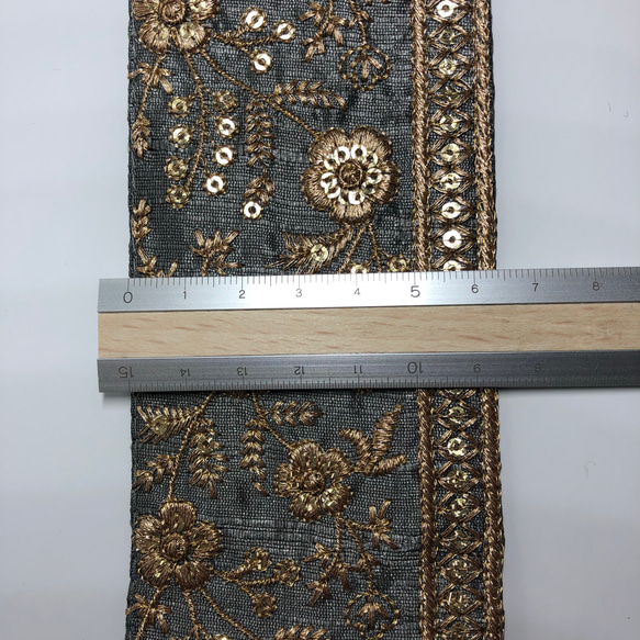 【0.5ヤード】6.5cm幅 インド 刺繍リボン トリム チロリアンテープ  ハンドメイド素材 グレー ゴールド 4枚目の画像