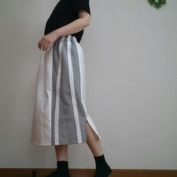 白デニムスカート縫い合わせ生地で個性的ウエストゴム 2枚目の画像