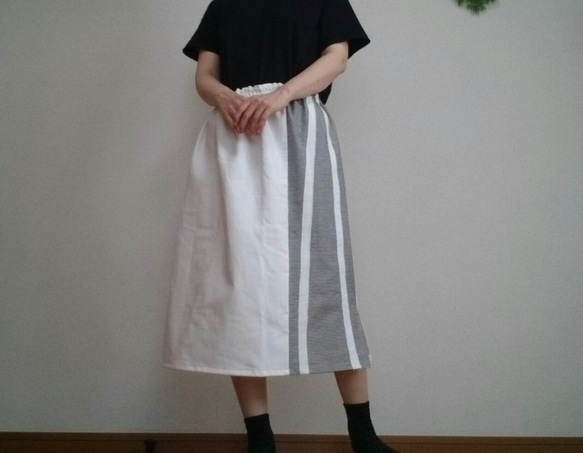 白デニムスカート縫い合わせ生地で個性的ウエストゴム 3枚目の画像
