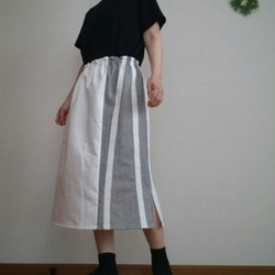 白デニムスカート縫い合わせ生地で個性的ウエストゴム 4枚目の画像