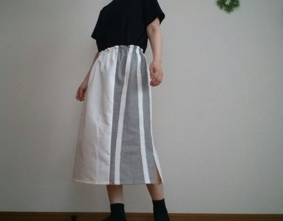白デニムスカート縫い合わせ生地で個性的ウエストゴム 4枚目の画像