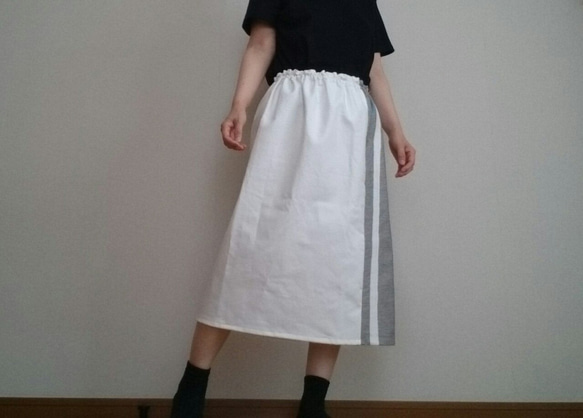 白デニムスカート縫い合わせ生地で個性的ウエストゴム 5枚目の画像