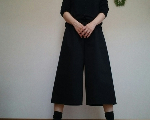 Heve ガウチョパンツ 黒 ウエストゴム Heve ガウチョパンツ 黒 ウエストゴム HEVE サテンガウチョ