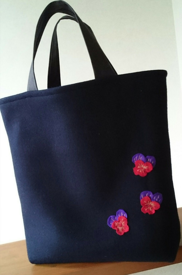 ビオラ刺繍トートバッグ黒赤紫暖かいウール混素材 4枚目の画像