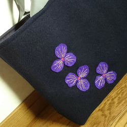 刺繍スミレトートバッグ黒ウール混素材 5枚目の画像