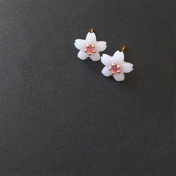 《 アレルギー対応 》 白い桜の一粒ピアス ( ノンホールピアス に変更可 ) 3枚目の画像