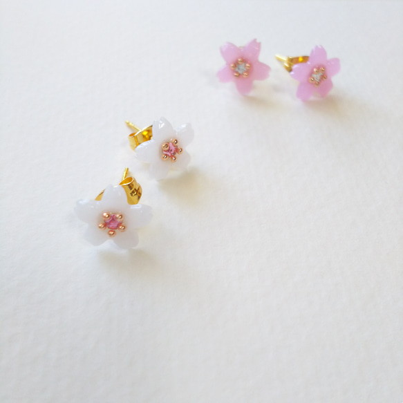 《 アレルギー対応 》 白い桜の一粒ピアス ( ノンホールピアス に変更可 ) 7枚目の画像