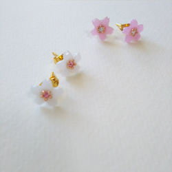《 アレルギー対応 》 白い桜の一粒ピアス ( ノンホールピアス に変更可 ) 8枚目の画像