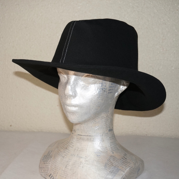 クールな黒の中折れ帽子〜ハンドメイド、黒、ステッチ、帽子、ウール、ハット 1枚目の画像