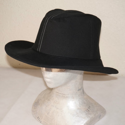 クールな黒の中折れ帽子〜ハンドメイド、黒、ステッチ、帽子、ウール、ハット 2枚目の画像