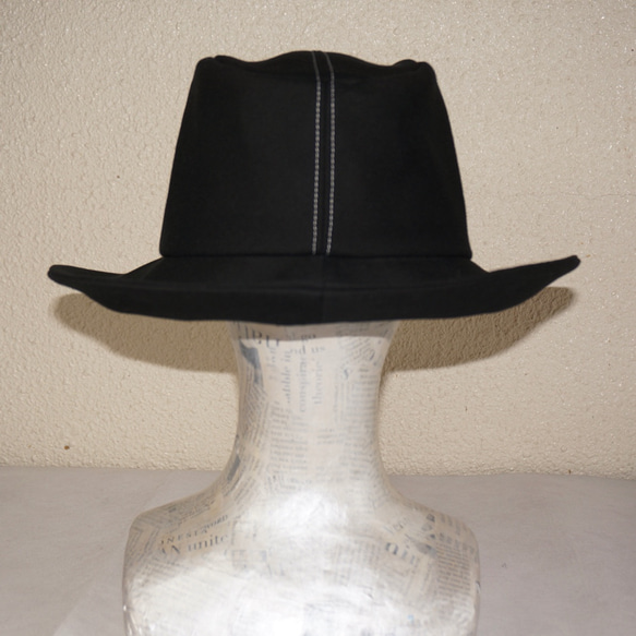 クールな黒の中折れ帽子〜ハンドメイド、黒、ステッチ、帽子、ウール、ハット 5枚目の画像