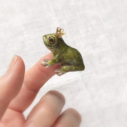 【特集掲載】小さなカエルの王さまブローチ(ボックス付き） 1枚目の画像