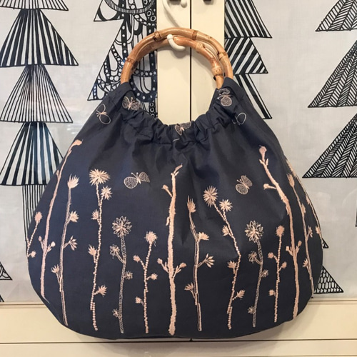 ミナペルホネンchoucho ベージュバンブーバッグ　ハンドメイド ミナペルホネン生地使用*バンブーバッグ*choucho ＋ noppara