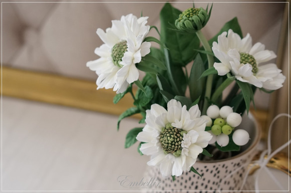 【母の日】贈り物に　スカビオサとグリーンリーフで爽やかクレイミニブーケ 2枚目の画像