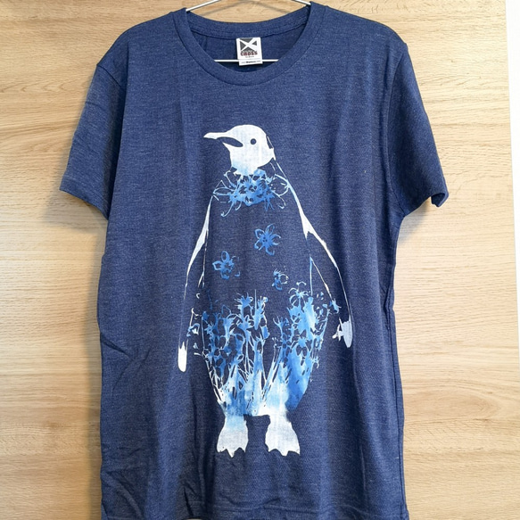 デルフィニウムペンギンの手刷りやわらか紺Tシャツ 2枚目の画像