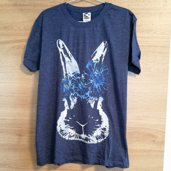 ガーベラウサギの手刷りやわらか紺Tシャツ 2枚目の画像