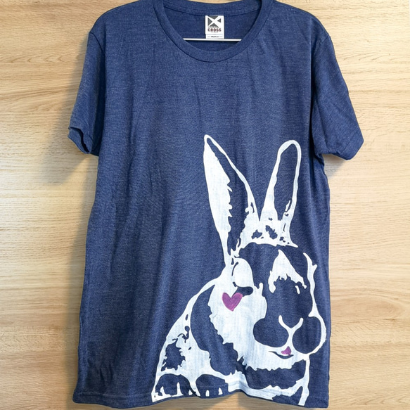 覗くハートうさぎの手刷りやわらか紺Tシャツ 2枚目の画像