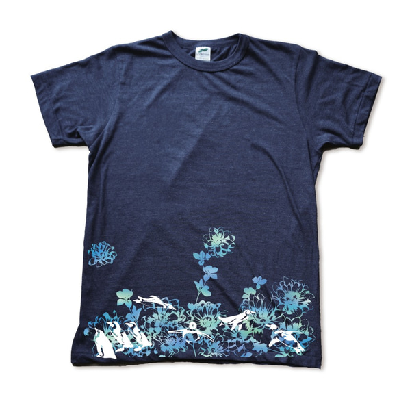 花畑を泳ぐペンギンの手刷りやわらか紺Tシャツ 1枚目の画像