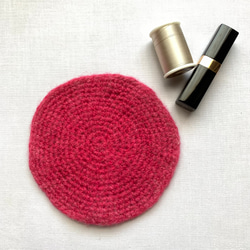 エストニアの無撚毛糸で作った小さな敷き物・コースター　濃いピンク色 1枚目の画像