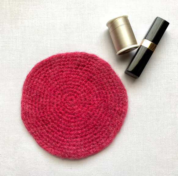 エストニアの無撚毛糸で作った小さな敷き物・コースター　濃いピンク色 1枚目の画像