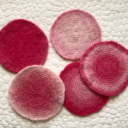 エストニアの無撚毛糸で作った小さな敷き物・コースター　濃いピンク色 2枚目の画像