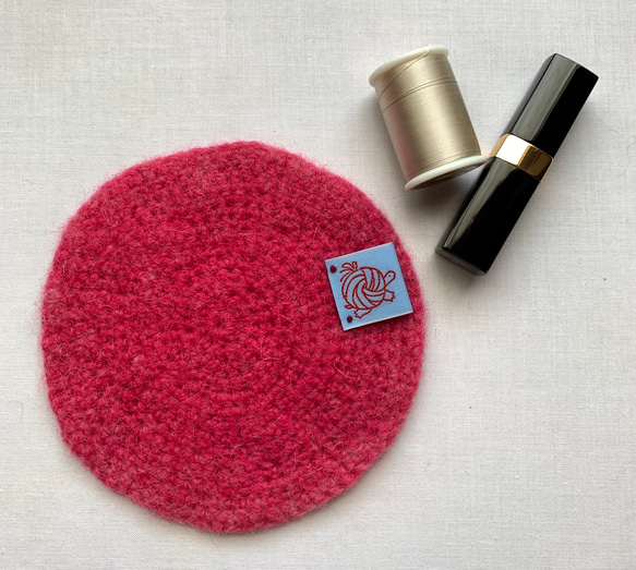 エストニアの無撚毛糸で作った小さな敷き物・コースター　濃いピンク色 5枚目の画像