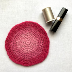 エストニアの無撚毛糸で作った小さな敷き物・コースター　濃いピンクのグラデーション 1枚目の画像