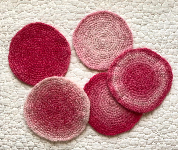 エストニアの無撚毛糸で作った小さな敷き物・コースター　濃いピンクのグラデーション 2枚目の画像