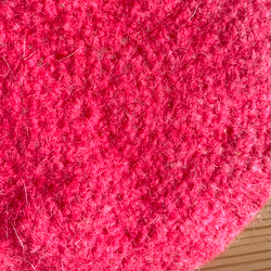 エストニアの無撚毛糸で作った小さな敷き物・コースター　濃いピンクのグラデーション 4枚目の画像