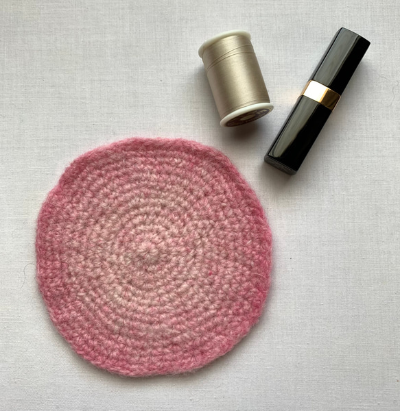 エストニアの無撚毛糸で作った小さな敷き物・コースター　薄いピンク 1枚目の画像