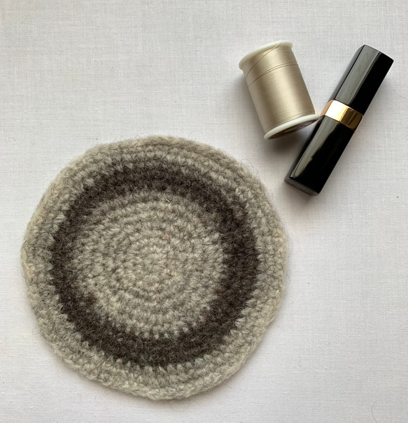 エストニアの無撚毛糸で作った小さな敷き物・コースター　　チャコールわっか 1枚目の画像
