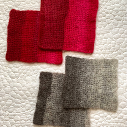 エストニアの無撚毛糸で作った小さな敷き物・コースター　　赤色グラデーション 3枚目の画像
