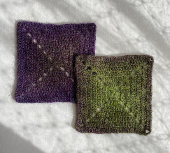 エストニアの無撚毛糸で作った小さな敷き物・コースター　　濃いみどり 4枚目の画像