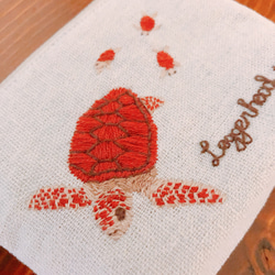 アカウミガメの親子　刺繍　ファスナーポーチ　お財布 2枚目の画像