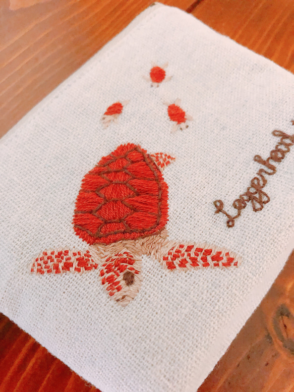 アカウミガメの親子　刺繍　ファスナーポーチ　お財布 2枚目の画像