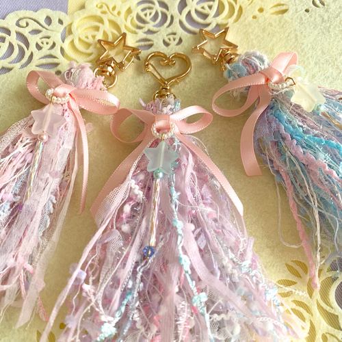 キーホルダー タッセル キラキラ 鈴付きハンドメイド キーホルダー