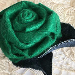 グリーンの　マキ薔薇のコサージュ 2枚目の画像