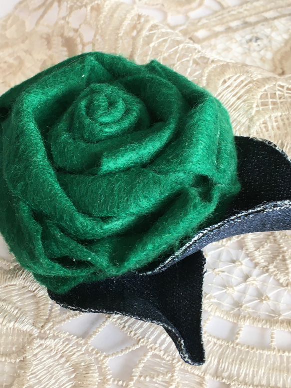 グリーンの　マキ薔薇のコサージュ 2枚目の画像