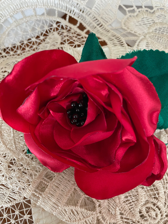 真っ赤な薔薇のコサージュ 1枚目の画像