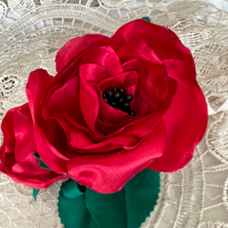 真っ赤な薔薇のコサージュ 2枚目の画像