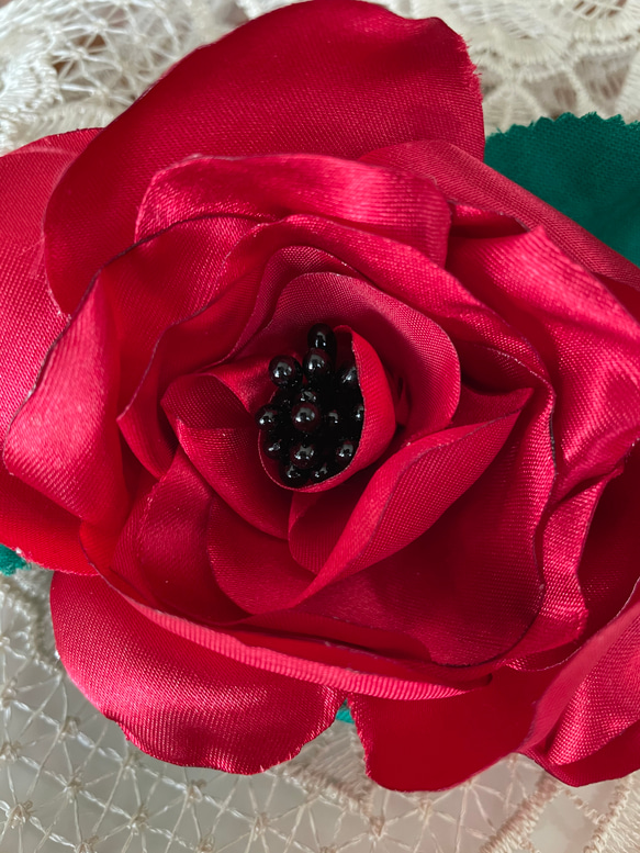 真っ赤な薔薇のコサージュ 3枚目の画像