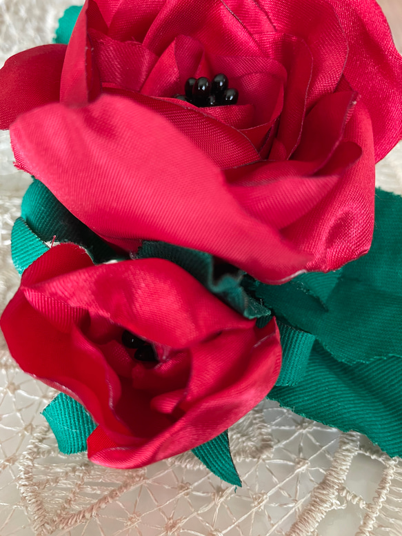 真っ赤な薔薇のコサージュ 4枚目の画像