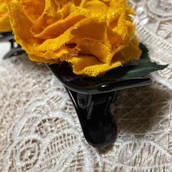 辛子色の　花の　ヘアークリップ　大 7枚目の画像