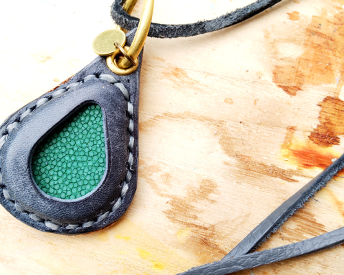 値下げ 雫とエイ革のネックレス ブルー ネックレス・ペンダント
